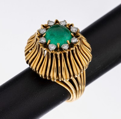 18 kt Gold Smaragd-Brillant-Ring, 1960er Jahre, GG 750/000 gepr., außergewöhnliche Gestaltung, mittig runder Smaragd-Cabochon ca.2.5 ct, umgeben ...