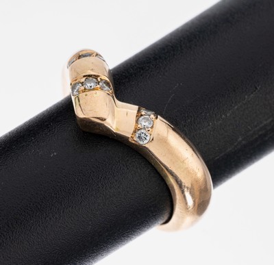 18 kt Gold Brillant-Ring, GG 750/000, asymmetrische Gestaltung, 9 Brillanten zus. ca. 0.09 ct Weiß/si, RW 53, ca. 4.8 g