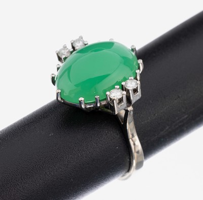 14 kt Gold Chrysopras-Brillant-Ring, WG 585/000, mittig ovaler Chrysopras-Cabochon ca.8.0 ct, 4 Brillanten zus. ca. 0.16 ct Weiß/si,RW 54, ca. 4.8 g