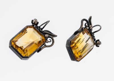 Paar Citrin-Ohrhänger, 1930er Jahre, Silbergepr., florale Gestaltung mit Blüten und Blättern, 2 Citrine im Treppenschliff ca. 16 ct