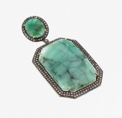 Smaragd-Brillant-Anhänger, 925er Silber verg., bewegl. Abhängung, ovalfacett. Smaragd und facett. Smaragd-Platte zus. ca. 68 ct, ca. 194 ...