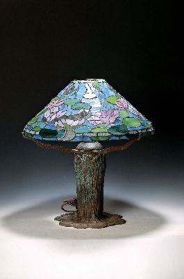 Tischlampe im Tiffany-Stil, USA, 2. Hälfte 20. Jh., "Seerosen",aufwendiger Bronzefuß mit Seerosenblättern, drei Brennstellen mit ...