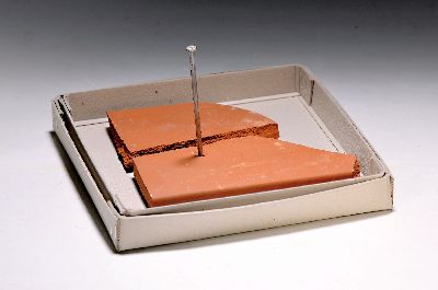 Sandro Szombati, 1951 Pecs/Ungarn-2006, Keramikskulptur, zweiteilig gebrochener Ziegelmit Eisennagel, in Karton befestigt, Ed.14/200, signiert und ...