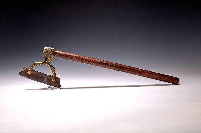 Zunftbeil, wohl süddeutsch, 18. Jh., Holzgriff später mit Bronzemontur und Eisenklinge, L. ca. 52 cm, Altersspuren