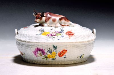 Frühe Butterdose mit Kuhbekrönung, Meissen, um 1750, Ozier, Korbrelief, Deckel mit liegender Kuh bekrönt und mit Blumendekor bemalt, Deckel rest., ...