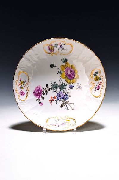 Runde Schale, Meissen, um 1745/50, Dulong, in vier vergoldeten Kartuschen Blumen, mittig großes Blumengebinde von deutschen Blumen, Goldstaffage, ...
