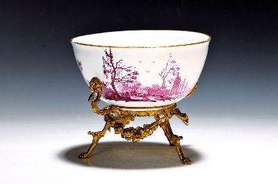 Prunkschale/Kumme mit Bronzemontur, Meissen, um 1745/50, feine monochrome Purpurmalerei, umlaufende Landschaft mit ziehenden Hirten zu Pferd mit ...