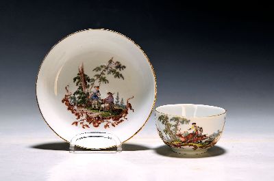 Tasse mit Untertasse, Meissen, um 1750, feine Miniaturmalerei, Hirschjagd, Tasse: Jäger zu Pferd, Jagdhunde und Hirsch in stil. Waldlandschaft, ...