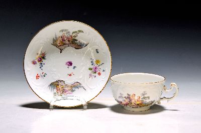 Tasse mit Untertasse, um 1750, feine Miniaturbemalung in Reliefkartuschen, spielende Amoretten und Blumen, Goldstaffage, H. ca. 4.6 cm