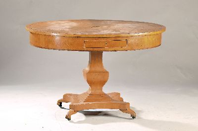 Ovaler Biedermeier-Salontisch, wohl norddeutsch, um 1820/30, furniert, zentraler mehrfach gestufter Pilasterfuss, auf vier Rollen, ovale Platte mit ...