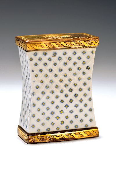 Doppeldose, wohl Meissen, um 1750, Porzellan, Veilchendekor in Rauten, blau staffiert, Ober- und Unterteileinsätze wohl Kupfer vergoldet, reich ...