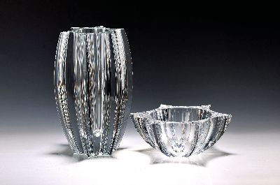 Vase und Schale "Carambole", Baccarat, dickwandiges Kristallglas in Sternform, beide signiert, H. der Vase 30cm, in orig. Kartons