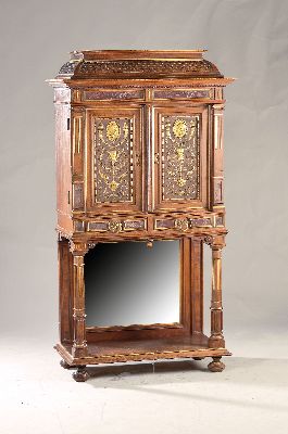 Zweitüriger Stollenschrank, wohl Mainz, um 1890, Nußbaum massiv, z.T. Furnier, zweitüriger Korpus mit Schublade, flankiert von Pilastersäulen mit ...