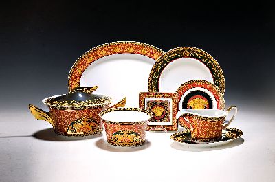 Speiseservice für 8 Personen, Rosenthal, Dekor Medusa, Entwurf Gianni Versace, 8 flache Teller, 8 tiefe Teller, 6 Dessertteller, 8 Salat- oder ...
