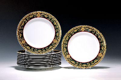 11 flache Speiseteller, Rosenthal, Dekor Medusa, Entwurf Gianni Versace, D. ca. 27.5 cm