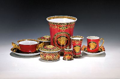 9 Teile Porzellan, Rosenthal, Dekor Medusa, Entwurf Gianni Versace, Vase H. ca. 18cm; 2 Suppentassen mit Untertassen, 2 Deckeldosen H. ca. 6cm, D. ...