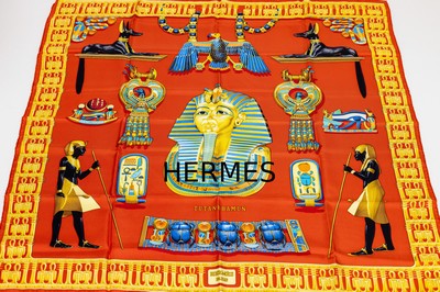 HERMES Seiden Carree "Tutankhamun", Design Vladimir Rybaltchenko 1976, sign. RYBAL, rotgrundig, Fonds mit Kopf des Tutanchamun, Rand im ...