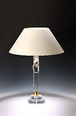 Tischlampe, neuzeitlich, Fuß Plexiglas mit Messingapplikationen. Elektrik nicht geprüft, Höhe ca. 82cm