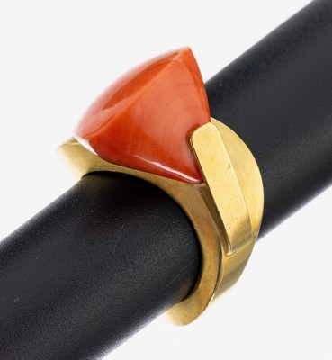 18 kt Gold Korallen-Ring, GG 750/000, geschwungene Ringschiene, schwere qualitätvolle Verarbeitung, Engelhautkoralle, RW 57, ca. 35.5 g, Hersteller ...