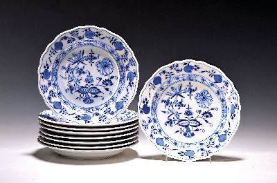 Neun Teller, Meissen, 20. Jh., 1. Wahl, blaues Zwiebelmuster unter der Glasur. Durchmesser je ca. 18cm