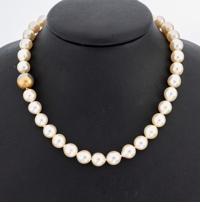 Perl-Collier mit 18 kt Gold JÖRG HEINZ Schließe, GG/WG 750/000, unrunde Zuchtperlen, D. ca. 8.9-9.5 mm, Bajonetteschließe sign., L. ca. 45 cm