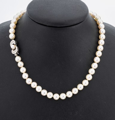 Perl-Collier mit 14 kt Gold Perl-Diamant -Schmuckschließe, WG 585/000, Akoyazuchtperlen, D. ca. 7-7.4 mm, Steckschließe mit Akoyazuchtperle, D. ...