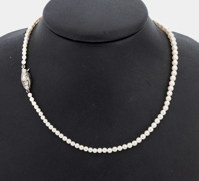 Perl-Collier mit 14 kt Gold Perl-Diamant -Schmuckschließe, 1930er Jahre, WG 585/000,im Verlauf Akoyazuchtperlen, D. ca. 3.1-6.4 mm, L. ca. 46 cm, ...