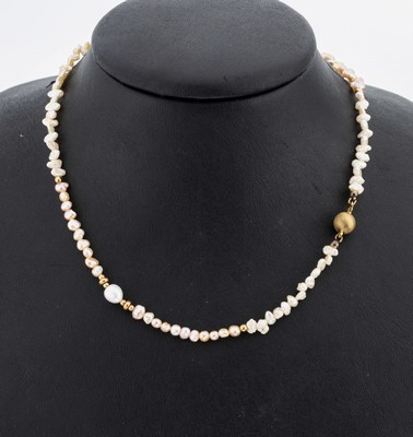 8 kt Gold Perl-Collier, GG 333/000, überlang, unrunde Biwa-Perlen, GG Zwischenglieder, L. ca. 170 cm, Kugelschließe