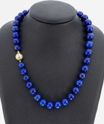 Lapislazuli-Collier mit 14 kt Gold Diamant- Schmuckschließe, GG 585/000, im Verlauf Lapislazuli-Kugeln, D. ca. 10-13 mm, Steckschließe mit kl. ...