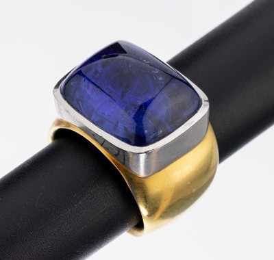 18 kt Gold und Platin Tansanit-Ring, GG 750/000 und Pt 950/000, schwere qualitätvolle Verarbeitung, in Pt gefasster kissenförmiger ...