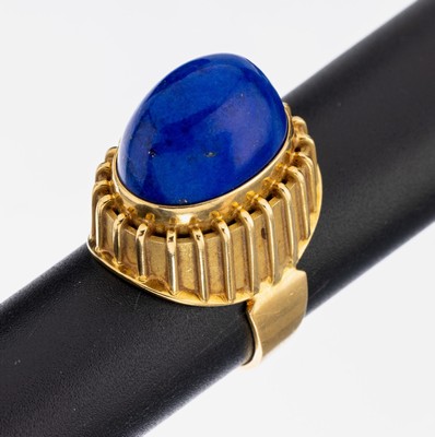 18 kt Gold Lapislazuli-Ring, 1950er-60er Jahre, GG 750/000, außergewöhnliche Gestaltung, hoher Lapislazuli-Cabochon, RW 58,ca. 16.5 g, bez. ...