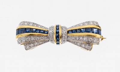 18 kt Gold Saphir-Brillant-Brosche, GG/WG 750/000 gepr., Darstellung einer Schleife, 25 Saphir-Carrees zus. ca. 1.0 ct, 53 Brillanten zus. ca. 0.60 ...