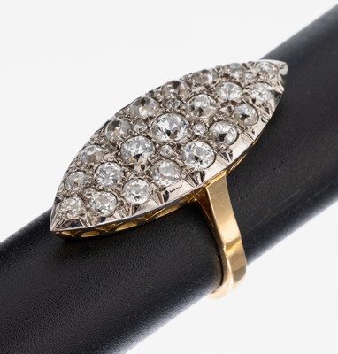 18 kt Gold Diamant-Ring, Frankreich um 1890, GG 750/000, Schiffchenring, Ringkopf schauseitig Silber, 27 Altschliffdiamanten zus. ca. 1.6 ct ...
