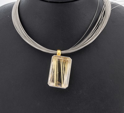 21.6 kt Gold und Platin Rutilquarz-Anhänger, GG 900/000 und Pt, Rutilquarz im Treppenschliff ca. 78 ct, Fassung Pt, Öse GG, an Halsreif, Stahl, 67 ...