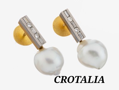 Paar 18 kt Gold und Platin Diamant-Perl- Ohrstecker, GG 750/000 und Pt, 4 Brillanten und 6 Diamant-Baguettes zus. ca. 0.26 ct Weiß/si, unrunde ...