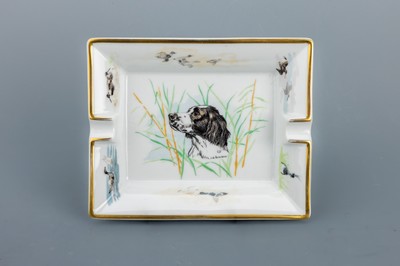 HERMES Aschenbecher, "HUND", Porzellan, weißer Grund, goldfarb. Rand, Jagdhund und Enten, ca. 19 x 15 cm, sign. Hermes Paris