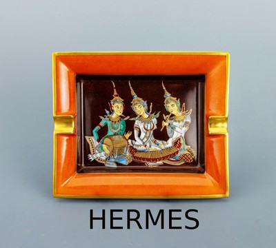 HERMES Aschenbecher, Porzellan, Grund braun/orange, goldfarb. Rand, Malerei: Darstellung einer indischen Musikantenszene, ca. 19 x 15 cm, sign. ...