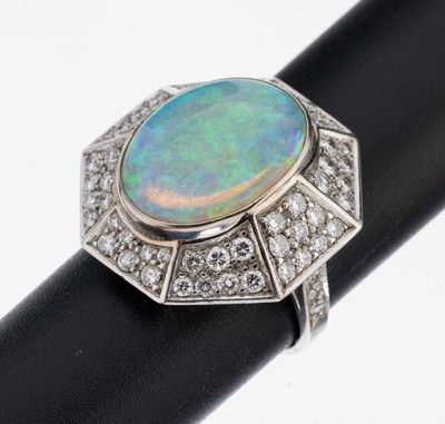 18 kt Gold Opal-Brillant-Ring, WG 750/000, oktagonaler Ringkopf, mittig ovaler Opal -Cabochon ca. 10 ct, Farbspiel in Blau und Grün, 60 Brillanten ...