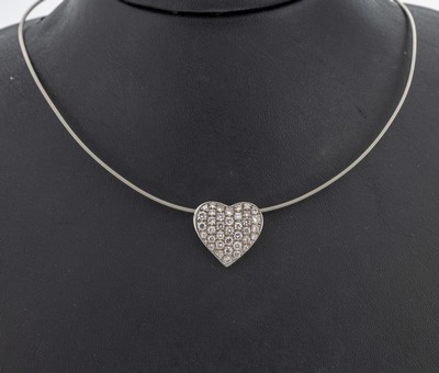 14 kt Gold Brillant-Herzanhänger, GG 585/000 gepr., rhod., 40 Brillanten zus. ca. 1.10 ct Weiß/si, an NIESSING Halsreif, Pt 950/000, L. ca. 42 cm, ...