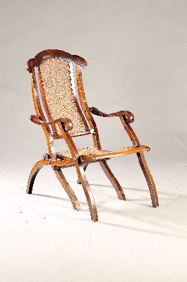 Klappstuhl mit Korbgeflecht, um 1880/1900, Eichenrahmen, Sitzfläche und Rückenlehne Korbgeflecht, Geflecht z. T. erneuert, H. 100 cm, SH 40cm, EZ 3 ...