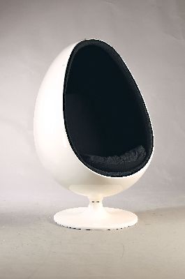 Design-Sessel "Space Egg", Entw. Arne Jacobsen, weißer Kunststoffkorpus in Eiform, schwarze Stoffbezüge, H. 140 cm, D. 90 cm, ...