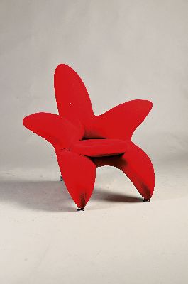 Lounge-Sessel "Getsuen", Entw. Masanori Umeda 1990, für Edra, Perignano, Stahlrahmen mit Holzdetails, roter Stoffbezug, H. 92 cm, B. 100 ...