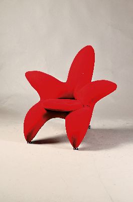 Lounge-Sessel "Getsuen", Entw. Masanori Umeda 1990 für Edra, Perignano, Stahlrahmen mit Holzdetails, roter Stoffbezug, H. 92cm, B. 100 cm, ...