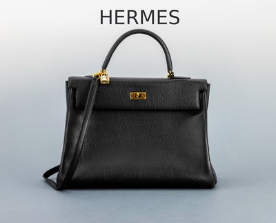 HERMES Kelly Bag, 1983, schwarzes Togo Leder, orig. Clochette und Schloss, Trageriemen, Gebr.-Spuren, ca. 34 x 13 x 24 cm