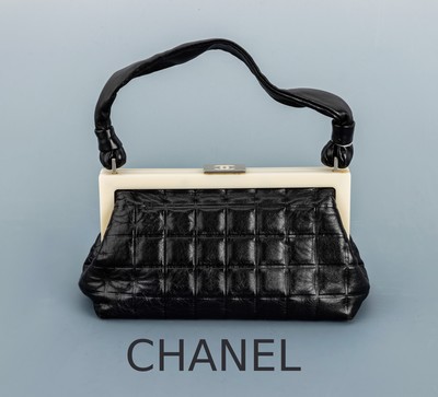 CHANEL Handtasche Chocobar Coco Mark, schwarzes Lammleder mit typ. Chanel-Karo- Stepp, Bügel cremefarb. Kunststoff/Bakelit, ca. 23 x 10 x 14 cm, ...