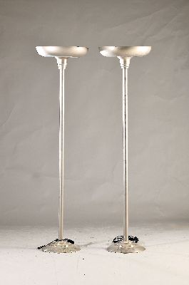 Zwei Stehlampen, Art-Deco, wohl 40er Jahre, Metall verchromt, berieben, Elektrifizierung nicht geprüft (lt. Einlieferer gängig), H. 187cm, Schale ...