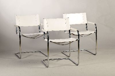 Drei Freischwinger "S34", Entw. Mart Stam 1925, Ausführung unbekannt, Stahlrohrahmen verchromt, Sitzfläche und Rückenlehne aus weißem ...