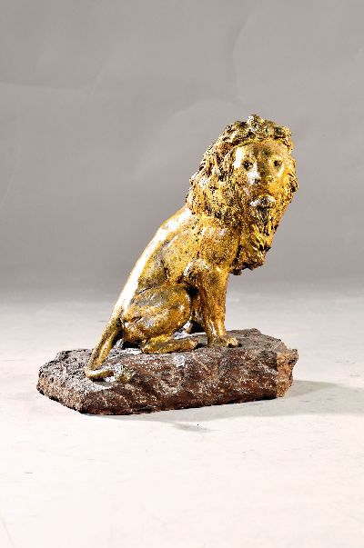 Bronzeskulptur, nach Georges Lucien Guyot (1885-1972), Bronze, patiniert, sitzender Löwe auf einem Fels, signiert, späterer Guß, H 50 cm