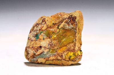 Hochwertiger Premium Kristall, Opal Welo mit herrlich schillernden Farben, Höhe 5cm, Breite 4 cm, 22,3 g