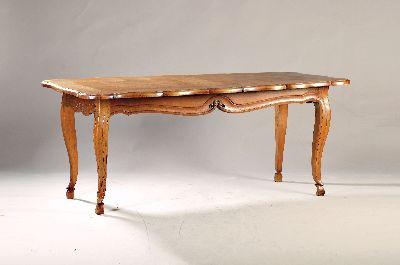 Großer Barocktisch, 18.Jh., Eiche massiv, mehrfach geschweift, auf langen geschwungenen Beinen, ca. 77 x 189 x 88 cm, EZ 2-3